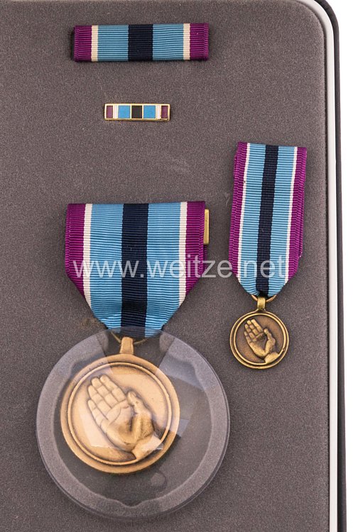 USA - United States Armed Forces Humanitarian Service Medal in Case with Miniature, Lapel Pin and Ribbon Bar Bild 2