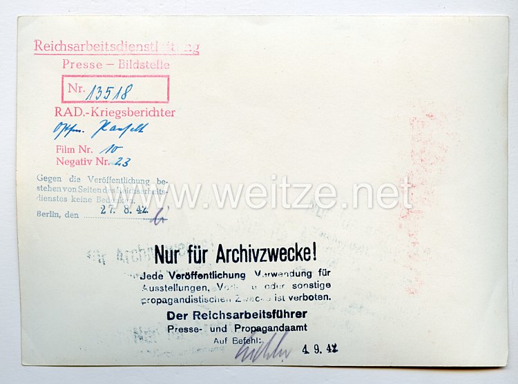 Wehrmacht Heer Pressefoto, General und Ritterkreuzträger Paul Danhauser bei der Truppe Bild 2