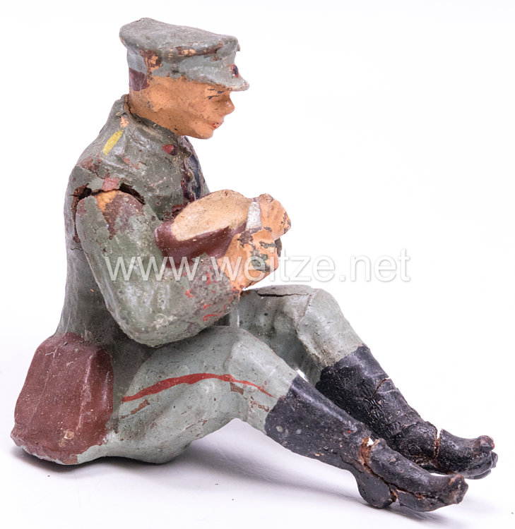 Elastolin - Heer Lagerleben - Soldat mit Schirmmütze sitzend Brot schneidend Bild 2