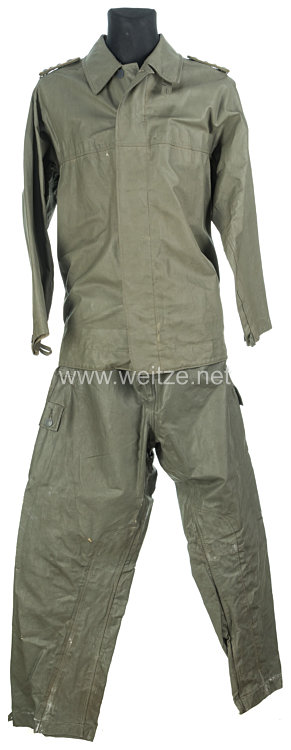 Deutsche Demokratische Republik ( DDR ) Nationale Volksarmee ( NVA ) Regenmantel mit Hose für einen Oberleutnant Bild 2